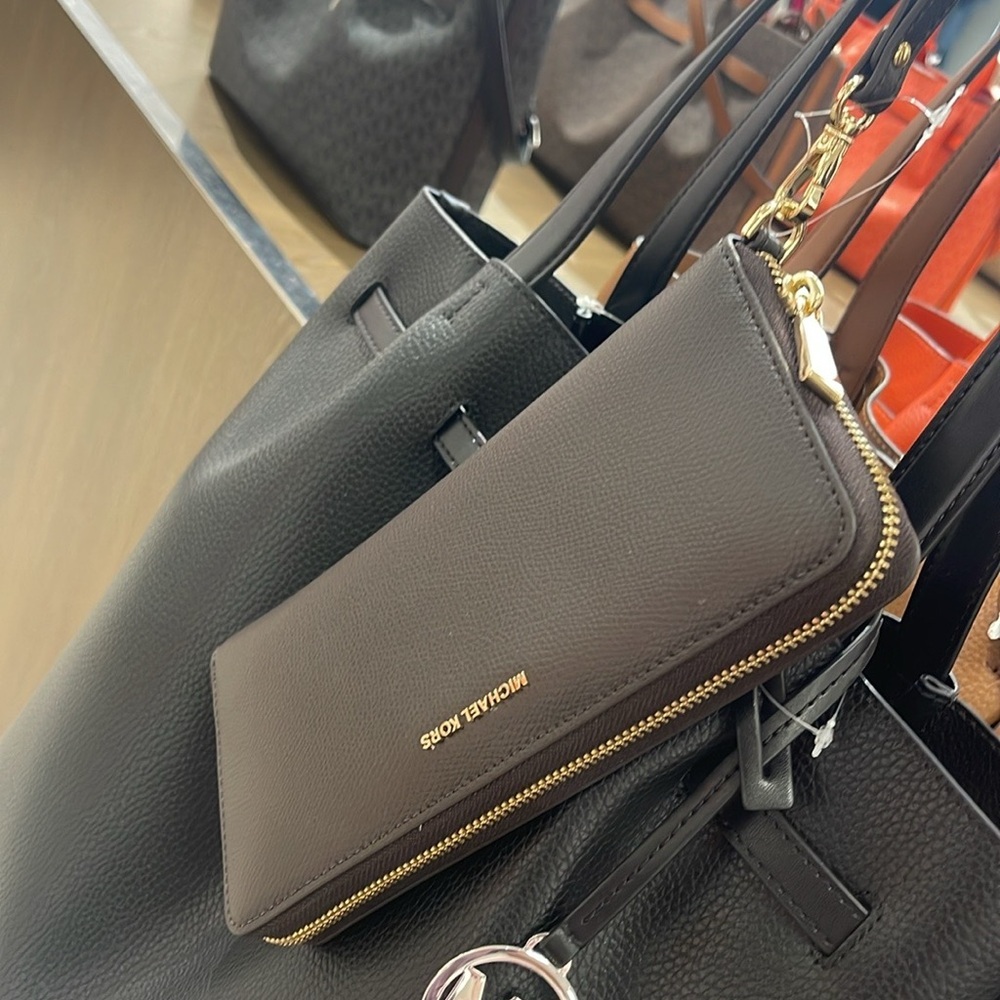 Michael Kors JST Lg Leather Continental Wallet Wristlet Phone Holder
Chocolate - Picture 12 of 16
